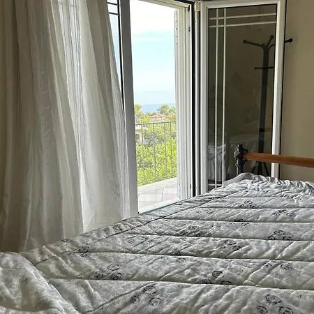 La Casa Tzortzina * Kókkinon Nerón