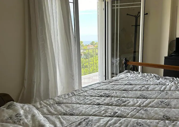 La Casa Tzortzina * Kókkinon Nerón